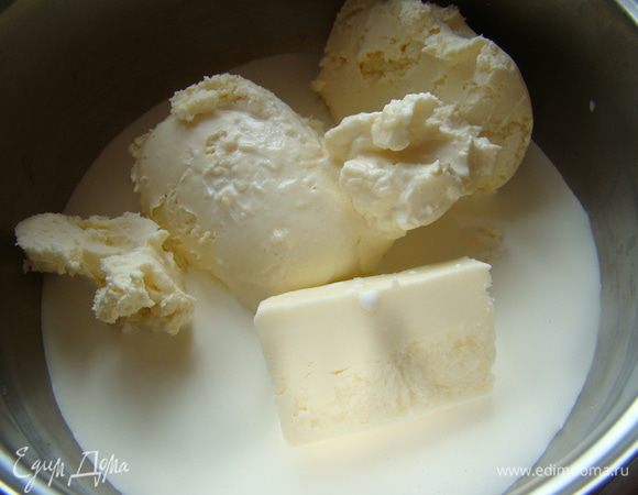В ковше соединяем сахар, сливки, масло, творожный сыр