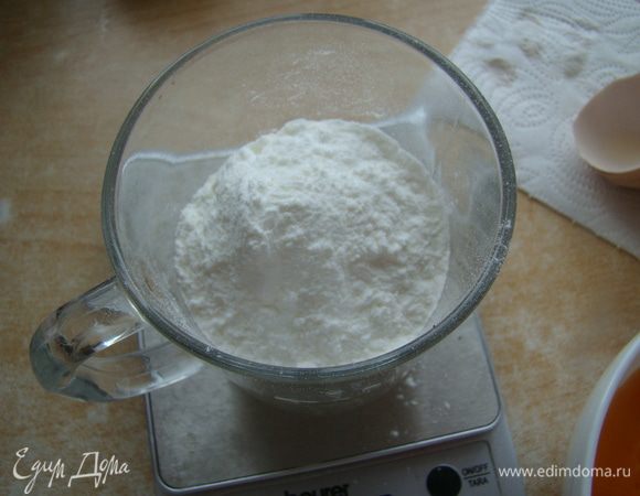 Просеиваем муку, крахмал, соль