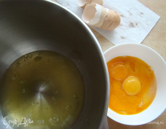 Яйца делим на белки и желтки