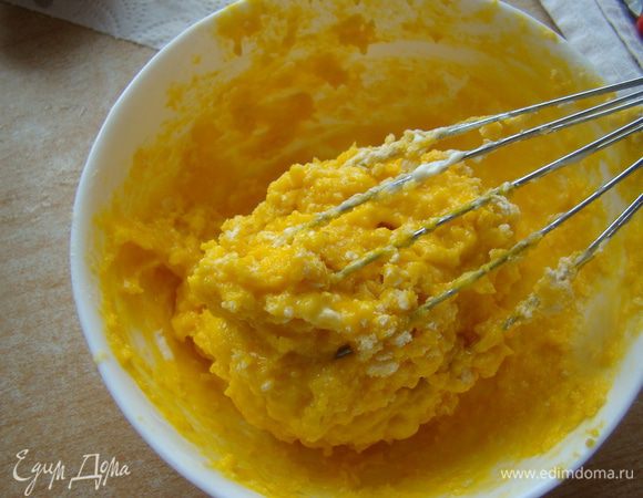 Желтки смешиваем с мукой, лимонным соком