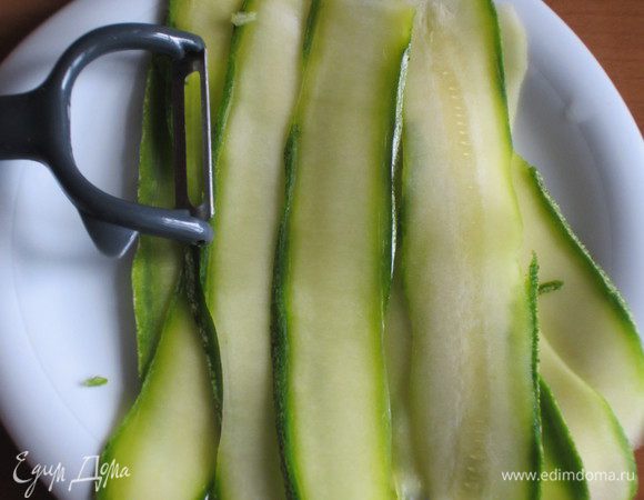 Цукини помыть, с помощью овощечистки нарезать 14 тонких полосок (у меня формочки для маффинов высокие, поэтому получилось по 2 полоски на маффин).