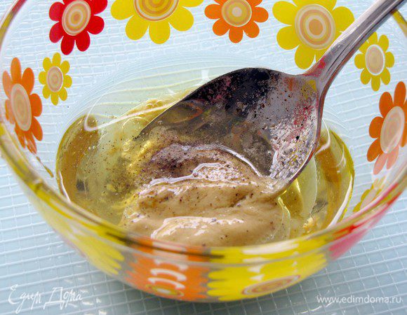 Для заправки смешать в небольшой миске горчицу, мед, оливковое масло и 1-2 ст. л. лимонного сока.