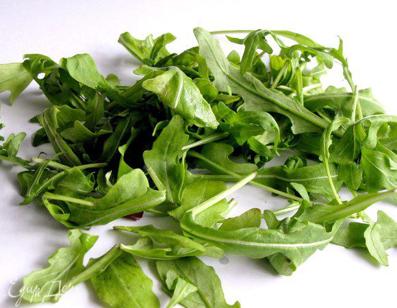 Руколу вымыть и обсушить.