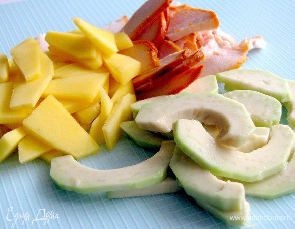 Куриное филе, авокадо и манго, нарезать тонкими ломтиками. Авокадо сбрызнуть лимонным соком, чтобы не потемнел.