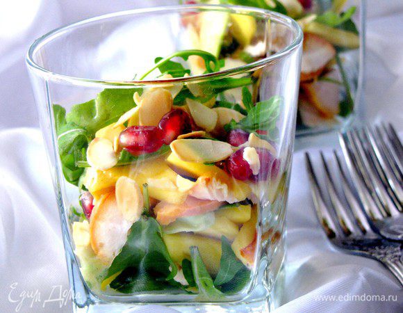 Выложить в стакан руколу. Сверху на руколу куриное филе, манго и авокадо. Полить заправкой. Посыпать миндальными лепестками и зернами граната. Приятного аппетита!