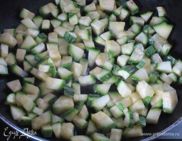 На сковороде разогреть оливковое масло. Оставшиеся цукини нарезать кубиками и обжарить на слабом огне.