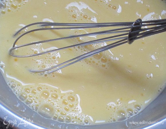Взбить яйца с молоком венчиком....