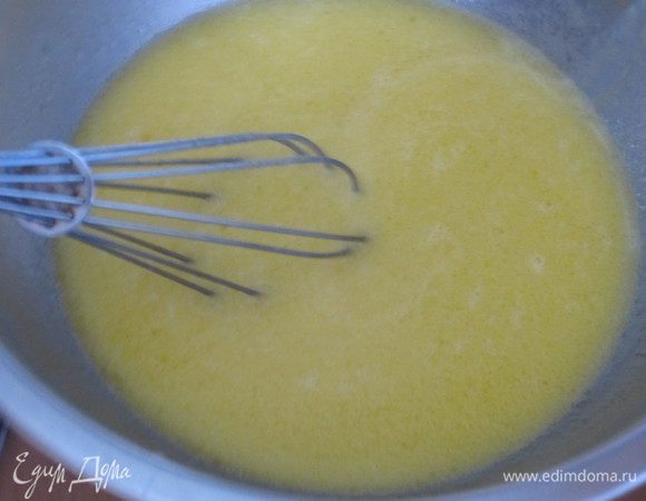 ..... и продолжая взбивать тонкой струйкой влить оливковое масло. Хорошо перемешать до получения однородной массы.