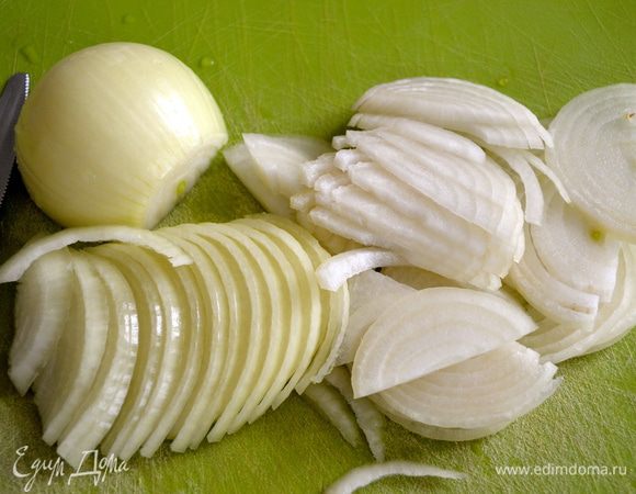 Лук нарезать тонкими полукольцами. 