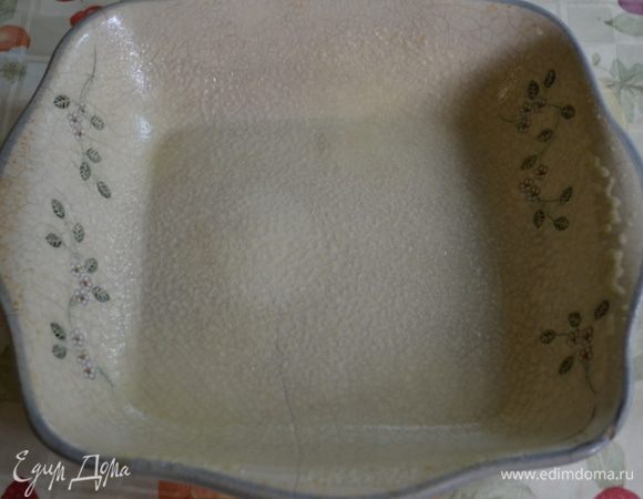 Разогреть духовку до 190 гр.
Форму смазать сливочным маслом.
