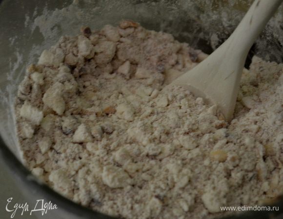 Фундук измельчить и подсушить в духовке. 
Затем переложить в блюдо, добавить муку,коричневый сахар и холодное сливочное масло кусочками, корицу и соль. Все порубить вместе или размять пальчиками в крошку.