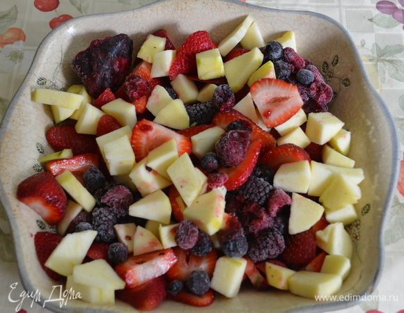 Яблоки сорт" Голден делишанс" очистить от кожуры и нарезать. Клубнику свежую также очистить и нарезать на  кусочки. Выложить все в приготовленное блюдо.
