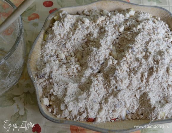 Сверху выложить сахар. А затем приготовленную муку с орехами .
Поставить в духовку  на 45 мин.