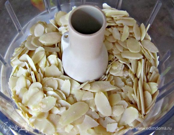 Для коржа основы измельчите орехи. Вы можете использовать любые ваши любимые орехи или ореховый микс.