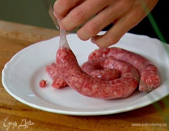 Колбаски освободить от пленок и вынуть фарш.