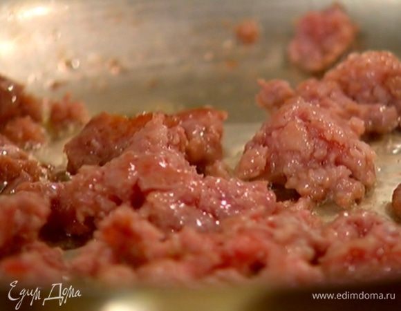 Разогреть в сковороде оливковое масло, выложить фарш, размять его лопаткой и обжаривать на медленном огне.