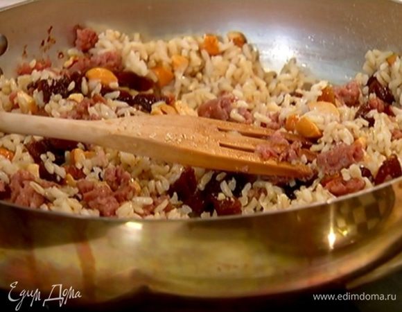 К фаршу добавить курагу, орехи, рис, посолить, поперчить, перемешать и обжаривать до полной готовности фарша.