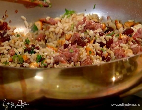 Кинзу мелко порубить и посыпать салат.