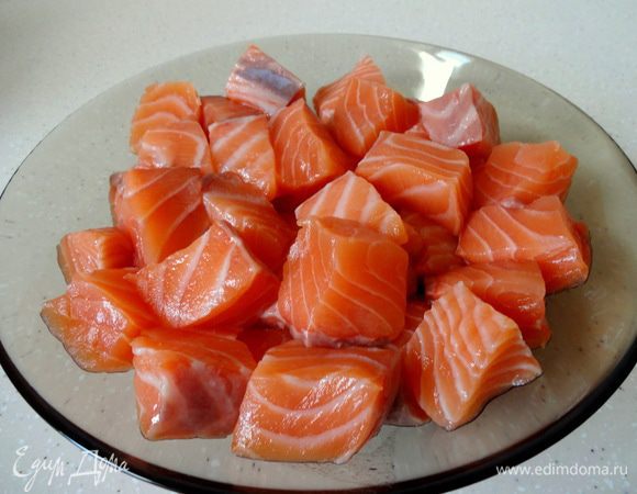 Семгу нарезать кубиками 2х2 см.