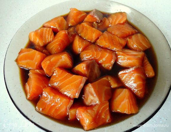 Смешать соевый соус, сахар, соль и залить маринадом кусочки рыбы. Оставить мариноваться на 1 час.