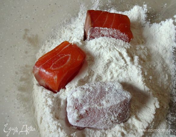 Обсушить кусочки бумажным полотенцем и обвалять в муке.