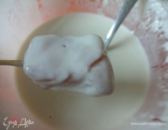 Обмакнуть в кляр и опустить в кипящее масло. 