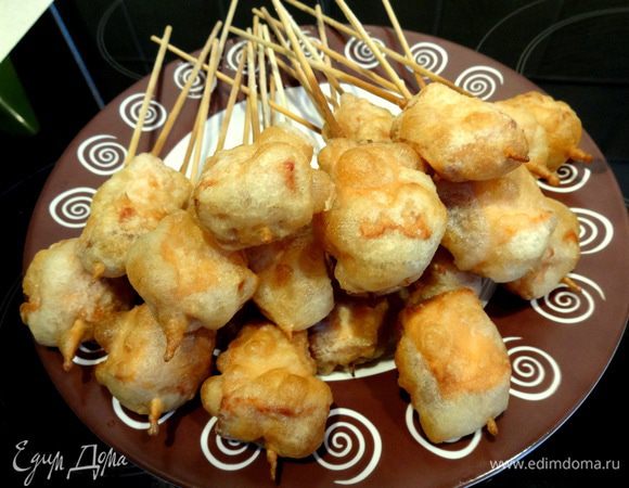 За считанные секунды тесто румянится и рыбка готова. Достаем шпажку и обжариваем следующую. Все кусочки готовятся очень быстро. 