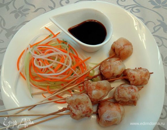 Приготовить  легкий гарнир: огурец, морковь и дайкон нарезать тонкой длинной  соломкой. Подавать с овощной соломкой и подогретым  соусом. 