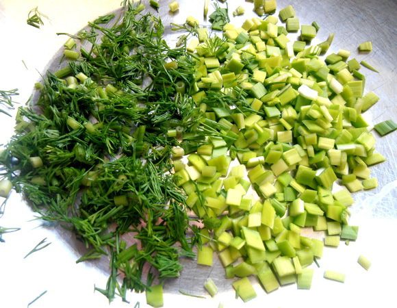 Сначала делаем толкушку из зелени... Лук, укроп мелко порубить.