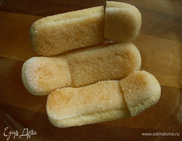  На дно бокалов выкладываем печенье и поливаем его ликером.