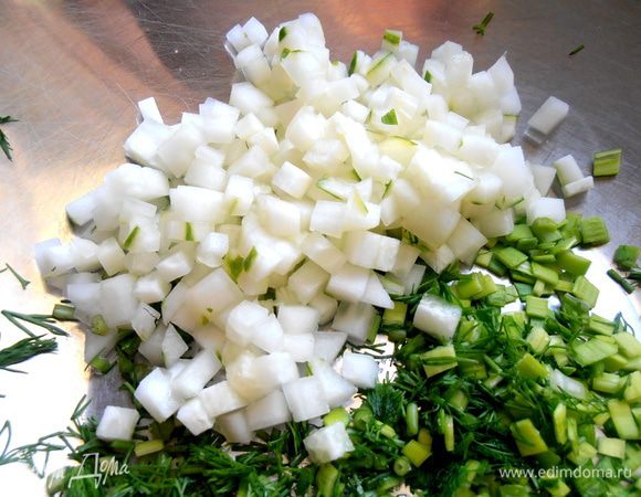 Огурец мелко покрошить и отправить к зелени...