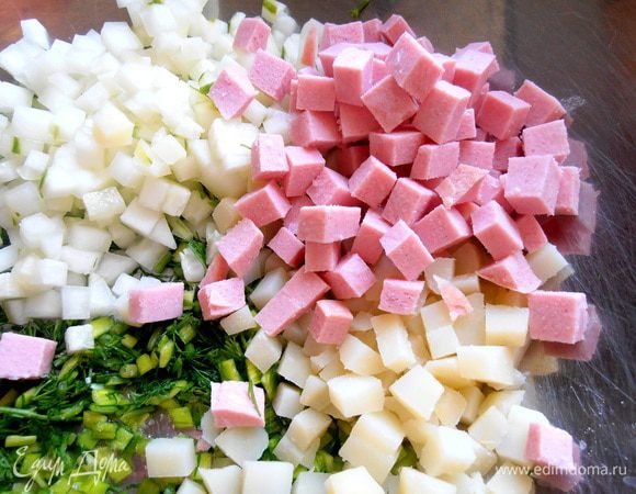 Докторскую колбасу такими же кубиками нарезать!