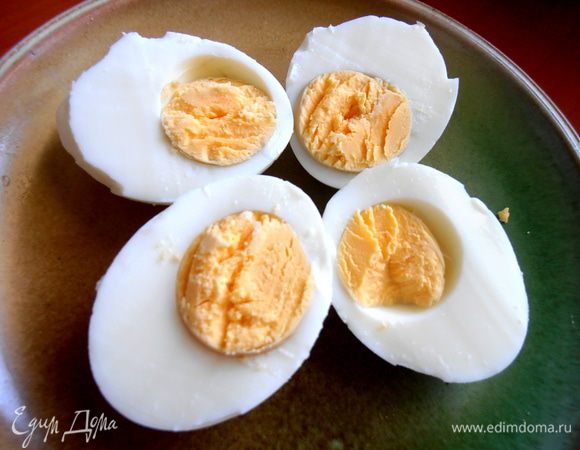 Отвариваем заранее яйца, отделяем белки от желтков...
