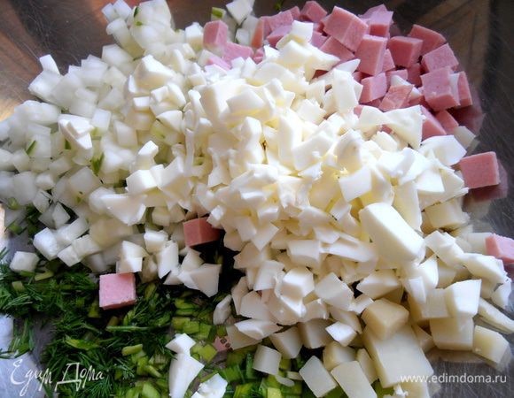 Белки измельчим и отправим в блюдо.