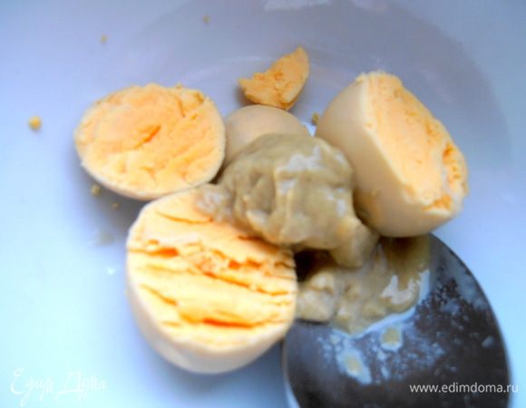 Делаем заправку... К желткам добавляем горчицу (у меня не ядреная, если у Вас крепкая очень, то можно и поменьше добавить!)...