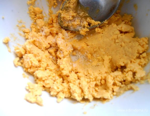 Перетираем,можно тоже присолить! Немного лимонного сока нужно, если берёзовый сок свежий или вообще просто вода... У меня кислинки в соке хватает, поэтому лимон не добавляла!