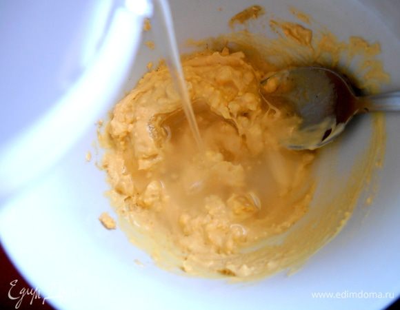 Подольём немного берёзового сока для разведения заправки.