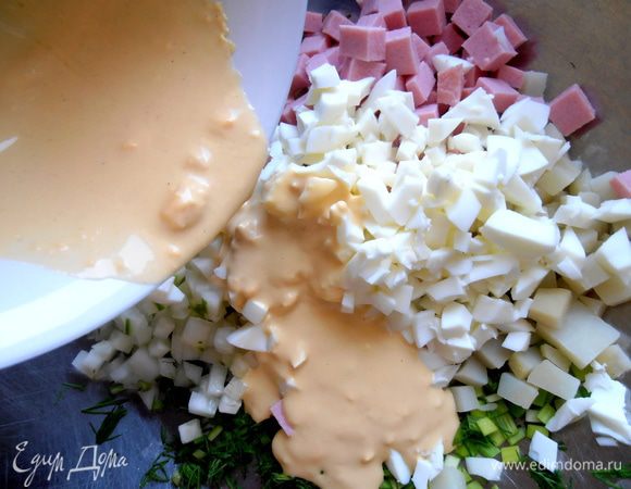 Перемешиваем и выливаем в окрошку.