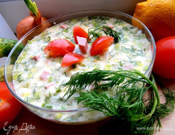 Украшаем помидорными дольками и укропом...