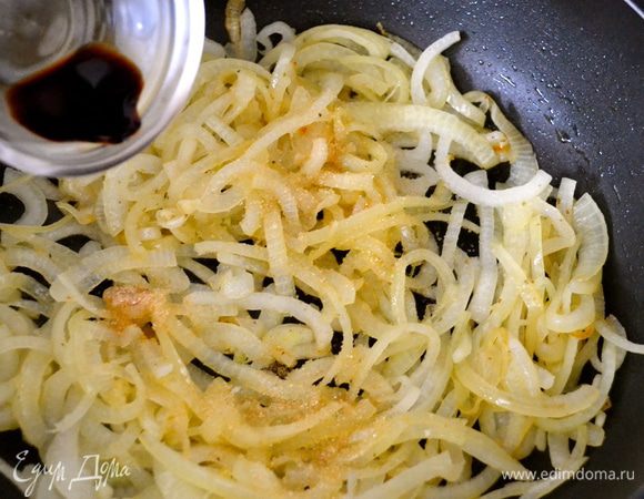 Взбрызнуть бальзамическим уксусом, перемешать, позволяя уксусу выпариться... 