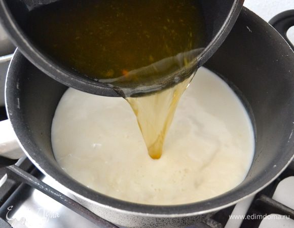 Займемся приготовлением поленты! С некоторых пор, следуя советам известных шеф-поваров..., я ее всегда готовлю пропорционально деля количество используемой для приготовления поленты жидкости пополам между водой и молоком. Приготовленная таким образом полента обладает более нежным вкусом и некой мягкостью... Итак, смешать молоко с бульоном (лучше всего, конечно, домашним!), посолить по вкусу.    