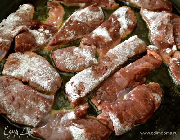 Готовить кусочки печени небольшими партиями. Разогреть сковороду с антипригарным покрытием. Вылить оливковое масло, и как только разогреется, обжарить кусочки печени, по 1 минуте с каждой стороны. Готовую печень переложить на блюдо, и обжарить новую партию печени, при необходимости добавить еще масла.     