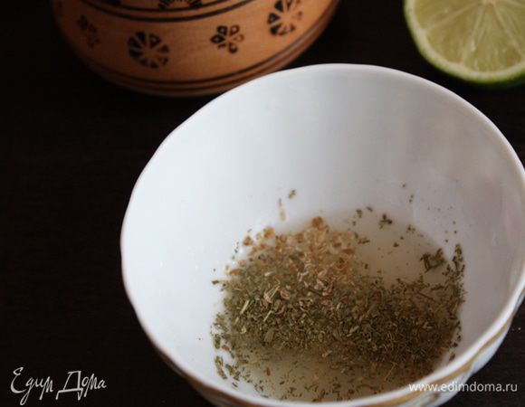 Растолките кориандр в ступке или ножом. Смешаете вместе с соком лайма,тархуном.
