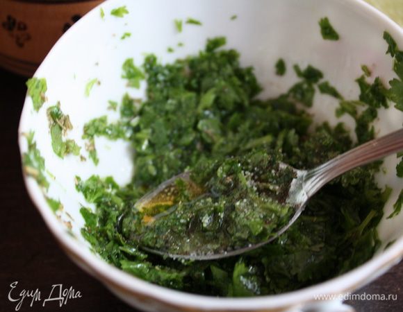 Добавьте мелкопорезанную зелень кинзы,оливковое масло,соль.перец. И отставьте на 15 минут.