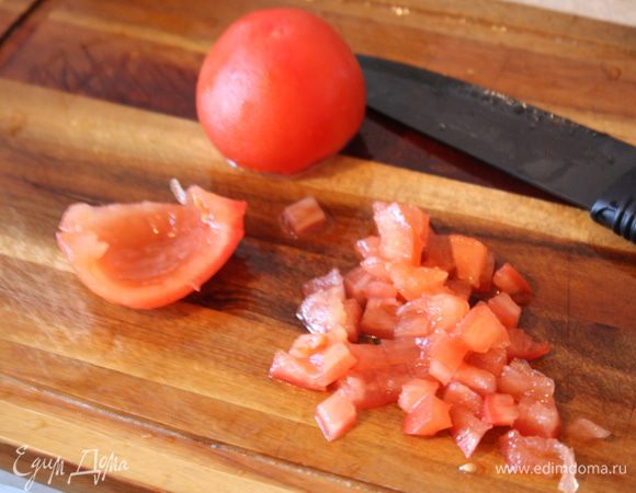 С помидорок снимаем кожицу,удаляем мякость с семенами и нарезаем маленькими кубикамию Для того,чтобы снять кожицу,необходимо сделать надрез на коже в виде креста,ошпарить кипятком и сразу же положить в холодныю воду.