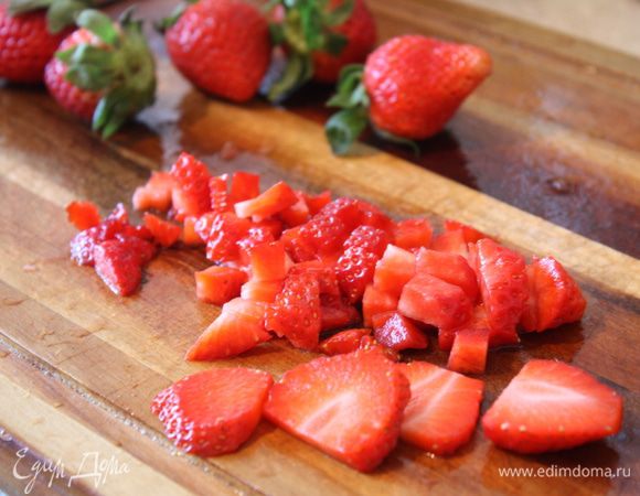 Клубнику помыть,просушить и нарезать такими же небольшими кубиками.
