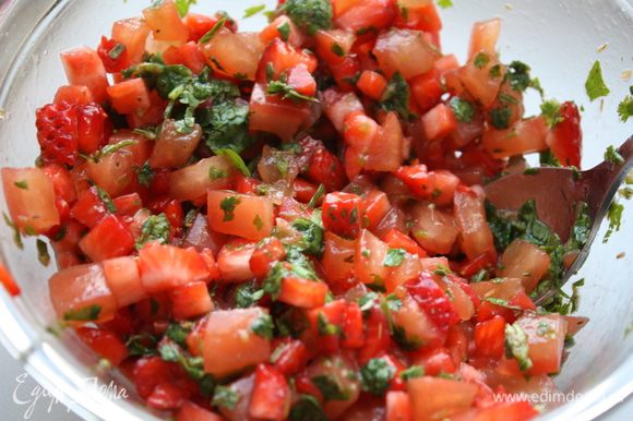 В миске смешиваем помидорки и клубнику и добавляем нашу заправку. ставим в холодильник на 25-30 минут.