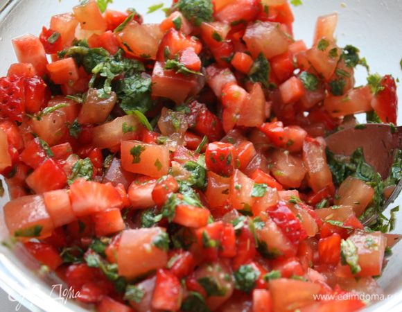 В миске смешиваем помидорки и клубнику и добавляем нашу заправку. ставим в холодильник на 25-30 минут.