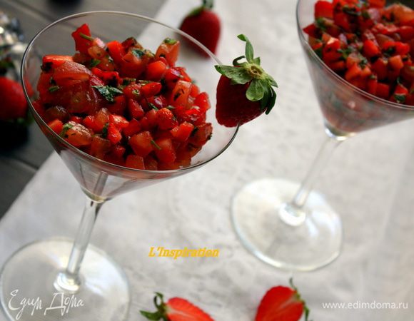 И наслаждаемся!!! такой салат очень здорово подаьт в высоких бокалах или порционных креманках.