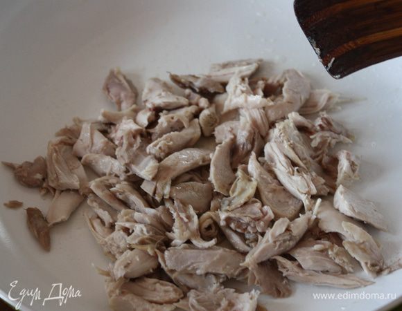 Курицу отварим,очистим порежем на небольшие кусочки. Можете слегка обжарить.